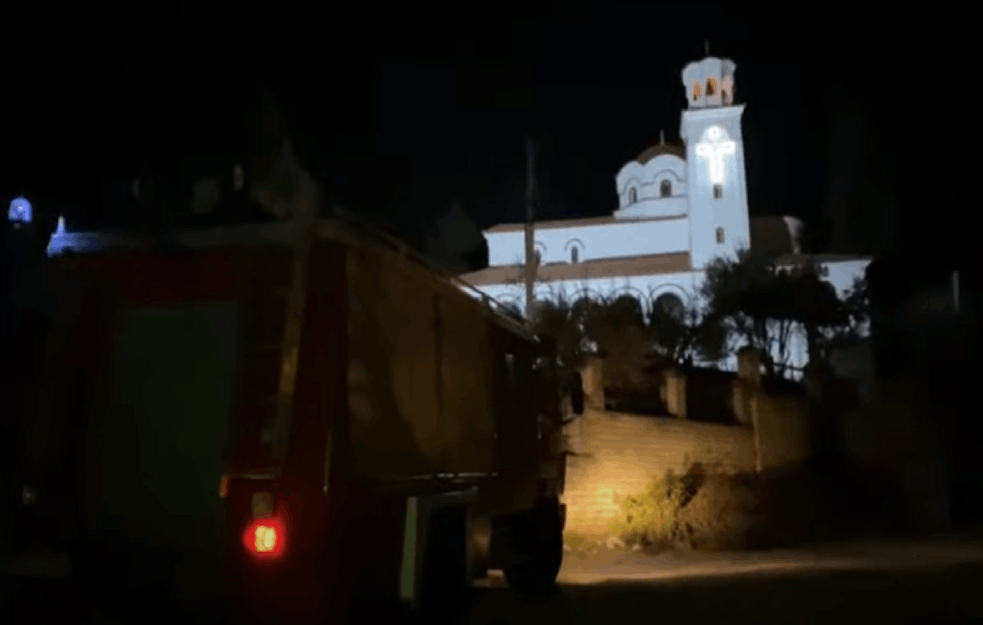 GORELA PRAVOSLAVNA CRKVA U ALBANIJI: <span style='color:red;'><b>Zvonik</b></span> crkve u Elbasanu zahvatio požar (VIDEO)